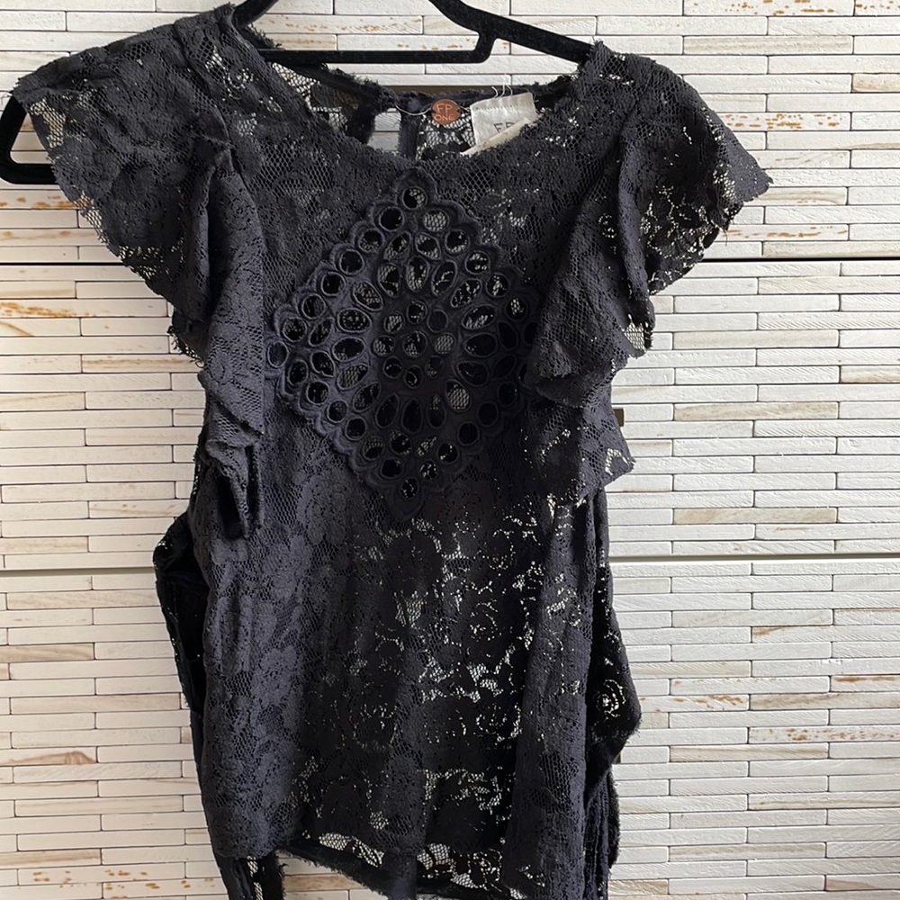 Free people lace cami. Includes tie to be wrapped around & tie in front or back!